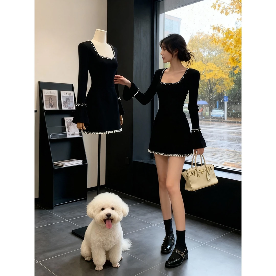 冬季内搭方领烫钻包臀短裙女装气质高贵打底黑色喇叭袖针织连衣裙