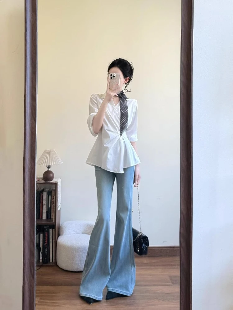 韩系穿搭白色V领衬衫女2025夏季新款百搭通勤气质微喇牛仔裤套装