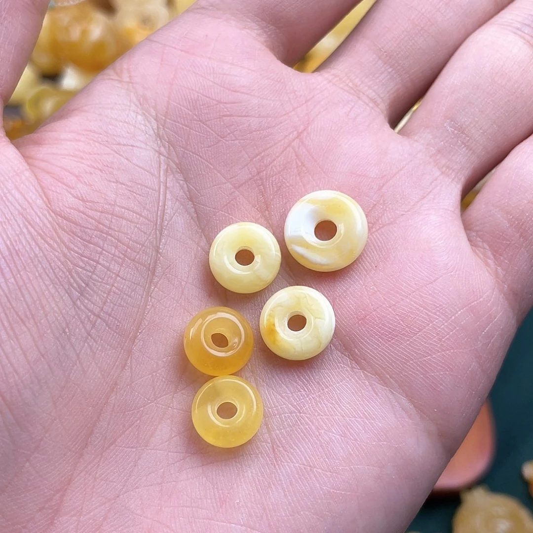 琥珀裸石未镶嵌是**呀蜜蜡