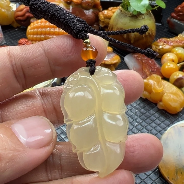 石英质玉（黄龙玉）颈饰未镶嵌