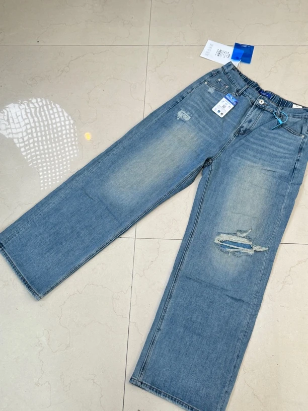 早春款时尚百搭破洞牛仔裤