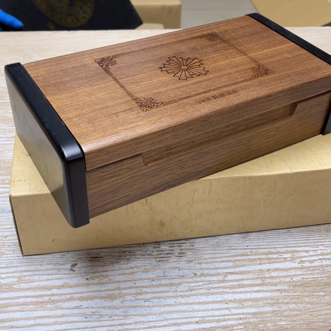 瓷片释*密密麻麻地排列着一个