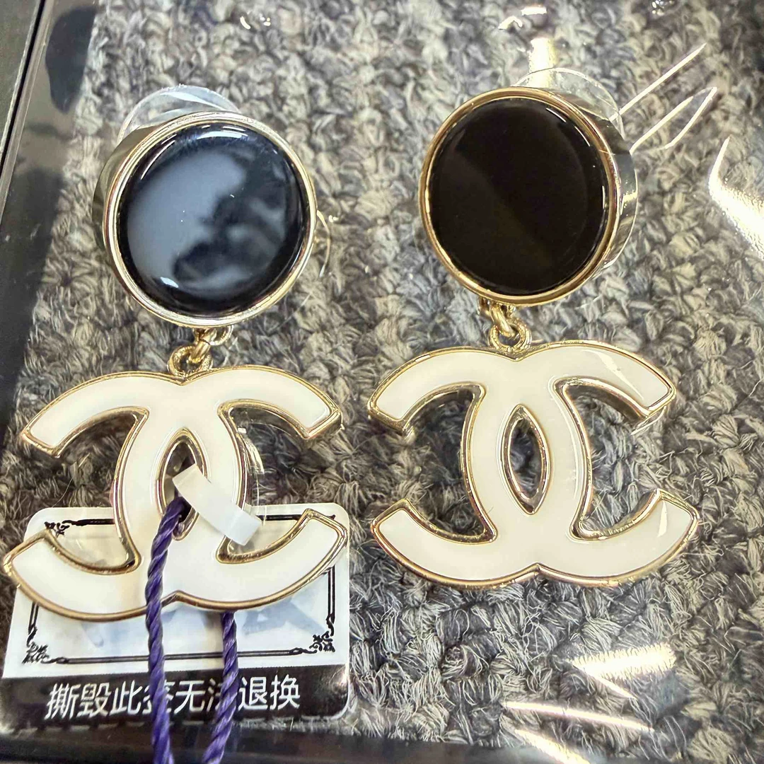 99新 Chanel/香奈儿 白色耳钉/7668