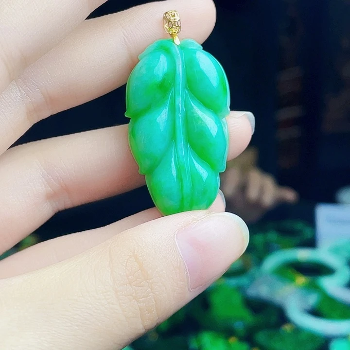 颈饰18K金镶嵌翡翠多样性