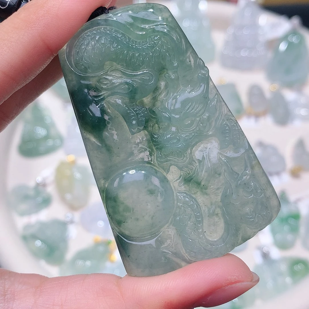 颈饰18K金镶嵌翡翠飘花大龙牌