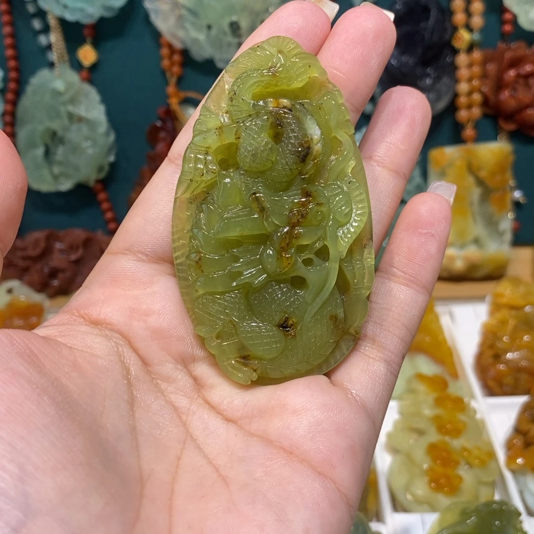 蛇纹石玉未镶嵌颈饰