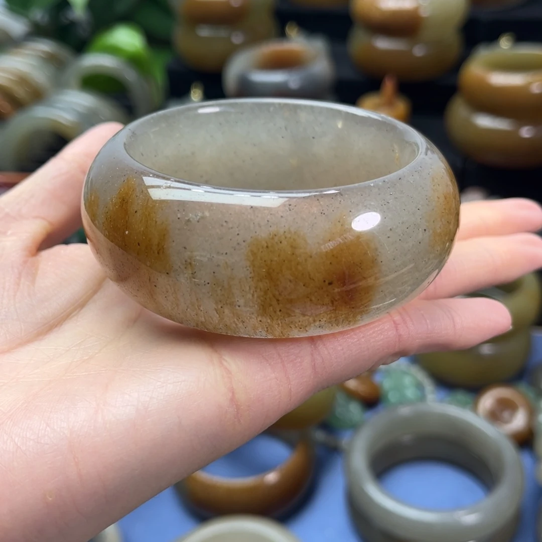 乐***寰石英质玉未镶嵌手镯