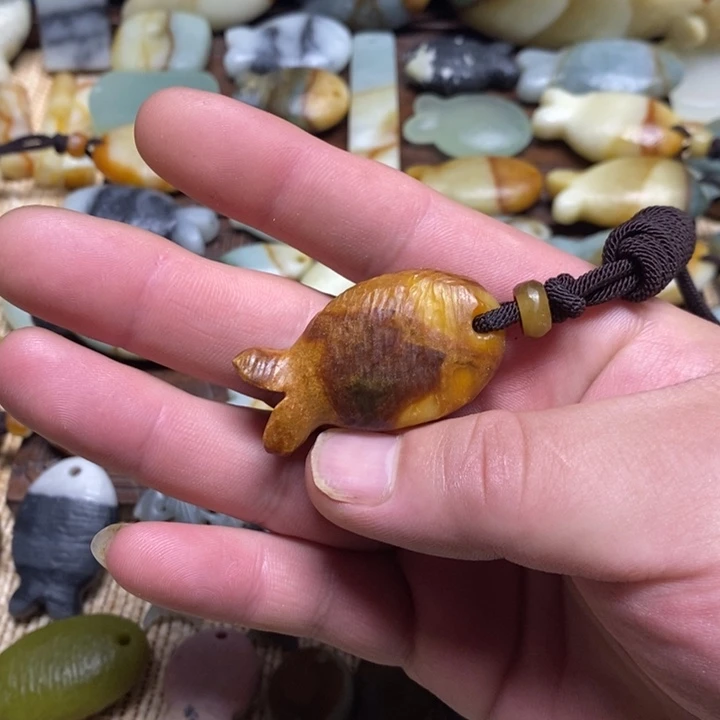 画***的蛇纹石玉未镶嵌颈饰