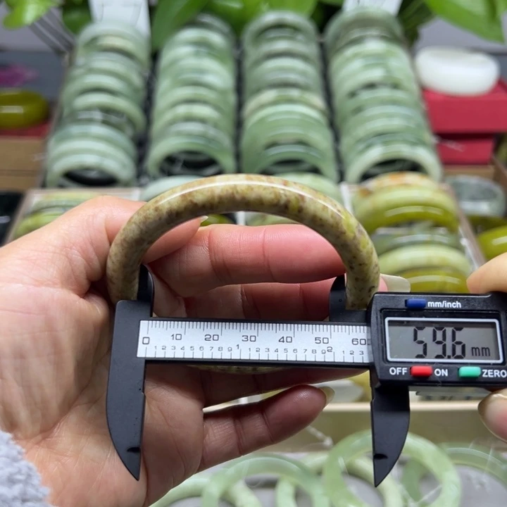 蛇纹石玉未镶嵌手镯33