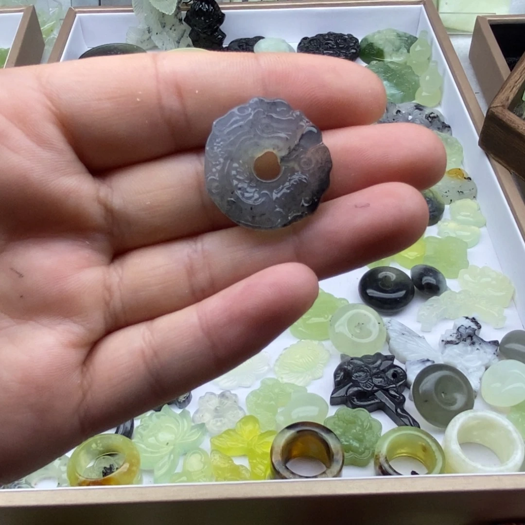 蛇纹石玉未镶嵌颈饰
