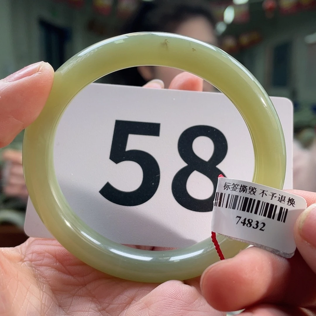 和田玉手镯未镶嵌微瑕