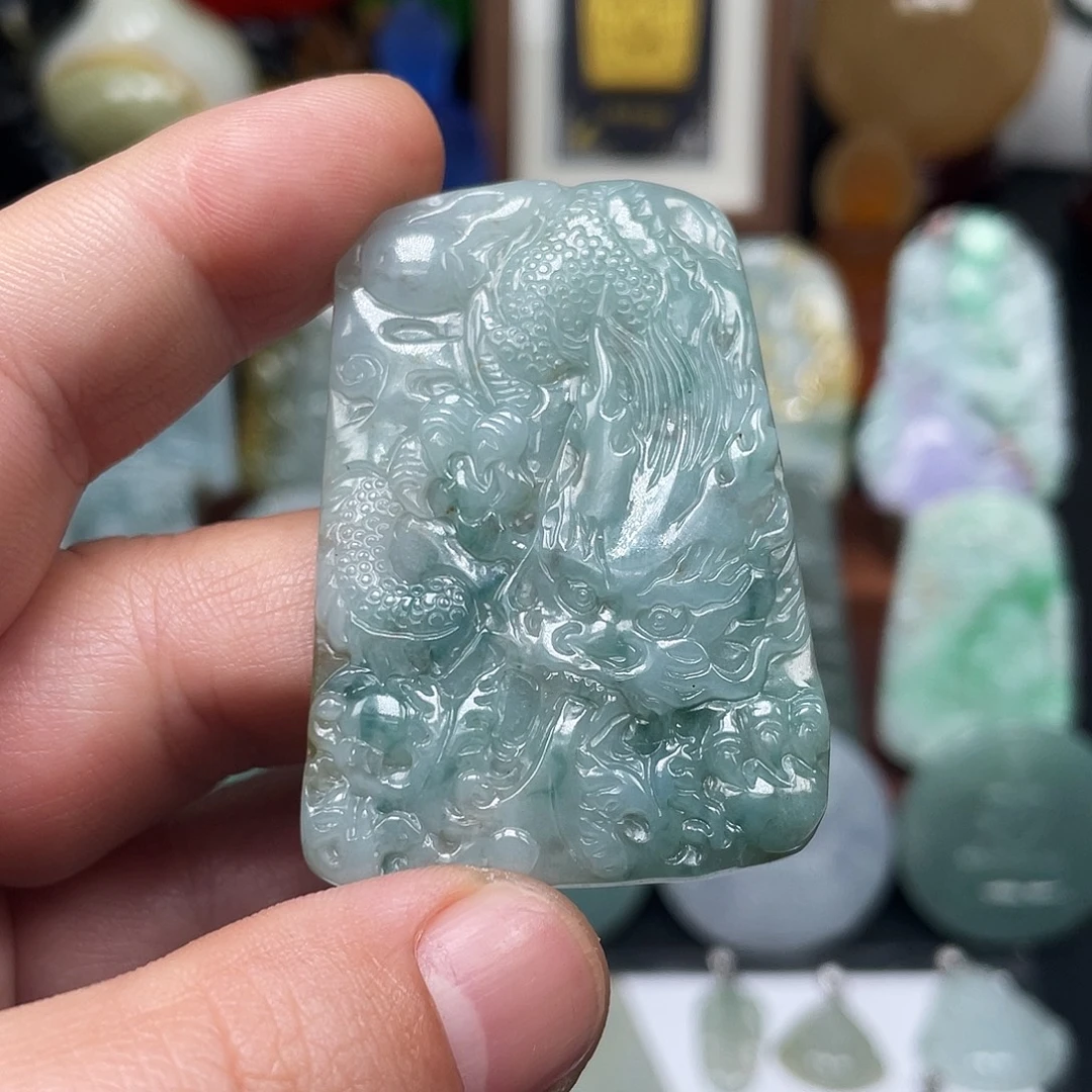 翡翠未镶嵌颈饰龙牌