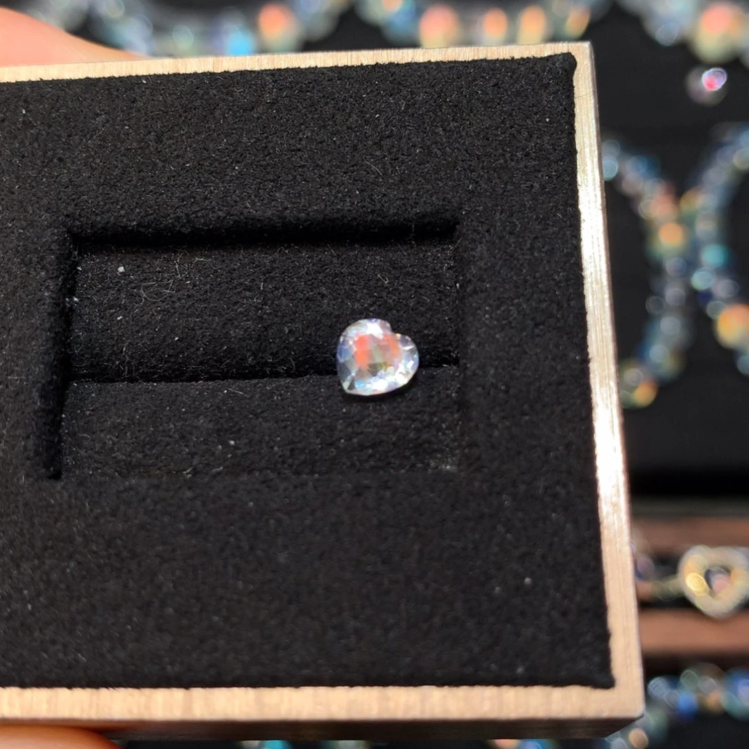 昵***中未镶嵌手链月光石裸石