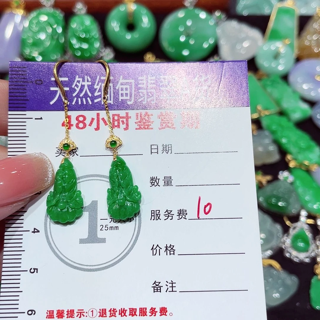 翡翠18K金镶嵌颈饰更***排白菜