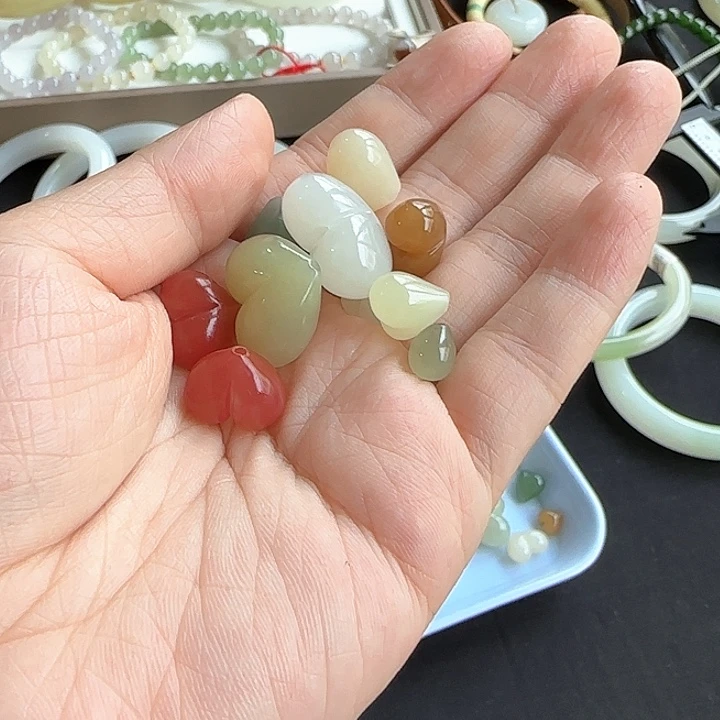 张***z和田玉未镶嵌颈饰