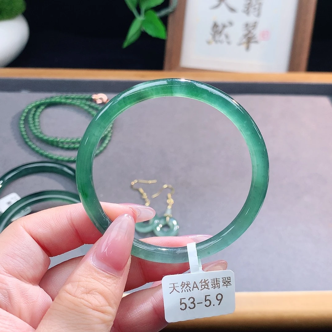 未镶嵌手镯（圆镯）翡翠