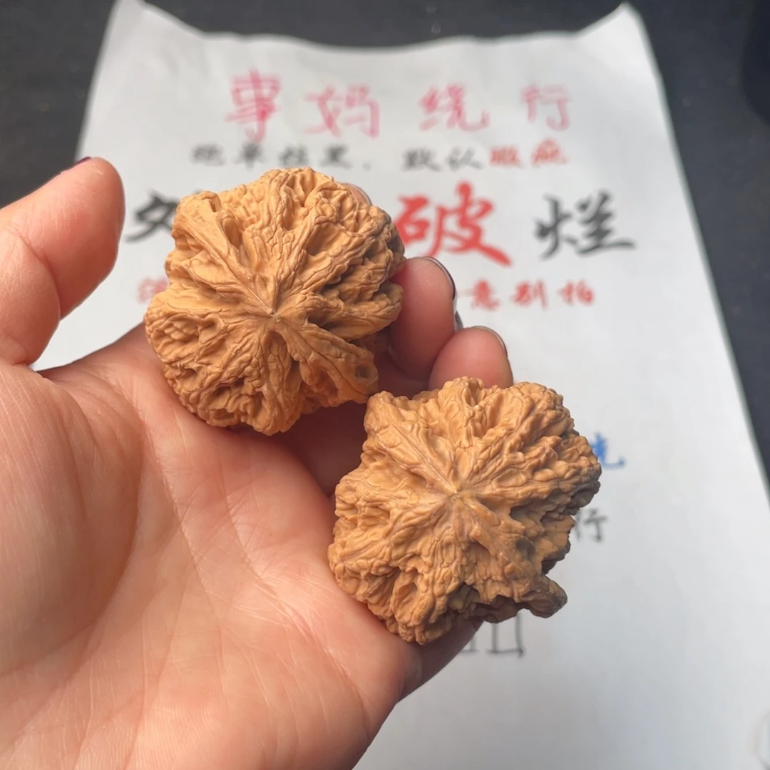 文玩核桃把件577。45粗筋有黄