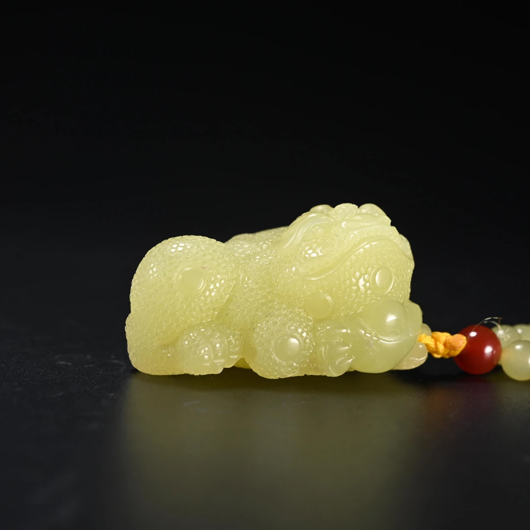 lot8828 和田玉黄玉金蟾挂件/保利