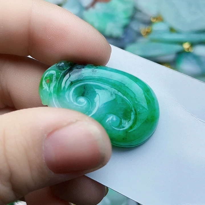 杨****翡翠未镶嵌颈饰好