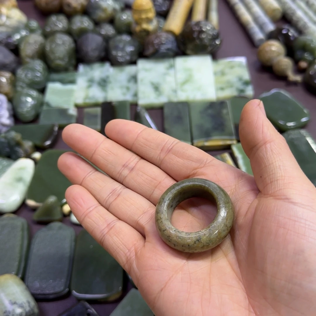 邾***人岫岩河磨玉（透闪石质玉）未镶嵌颈饰