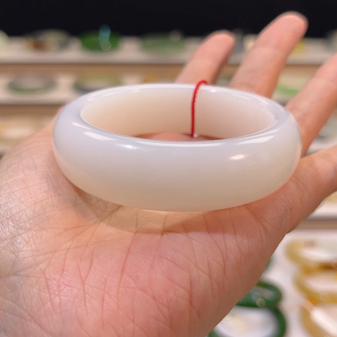 秾***蕊和田玉未镶嵌手镯