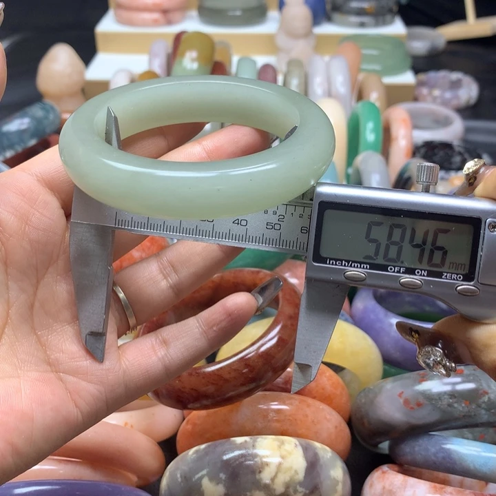 未镶嵌手镯石英质玉