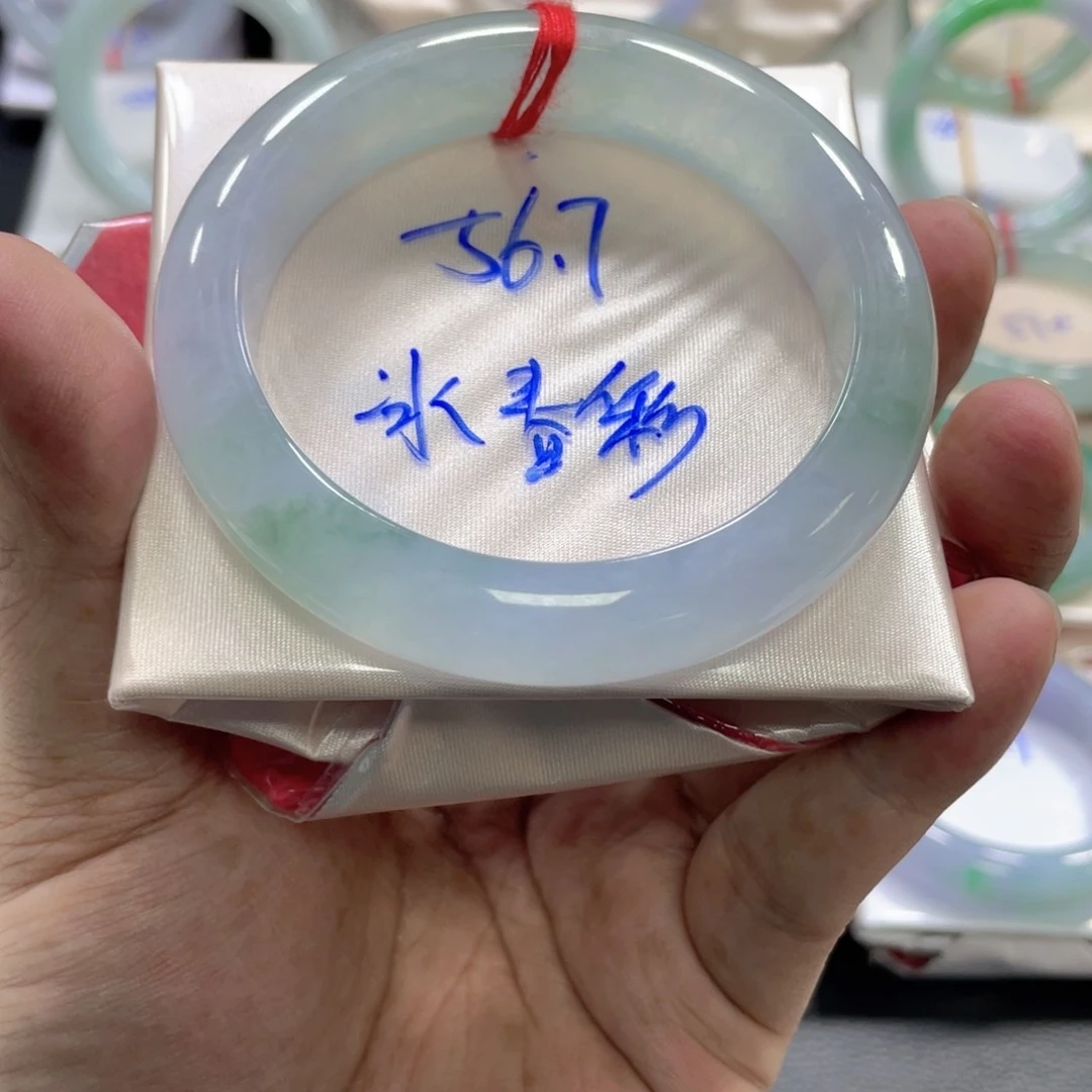 翡翠手镯未镶嵌翡翠