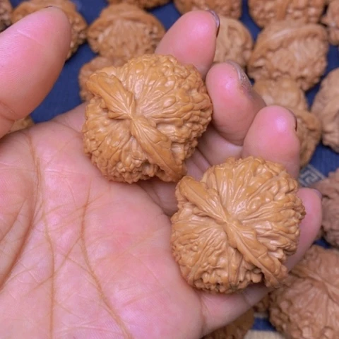 【闪购商品】文玩核桃吊坠爱**的白狮子39