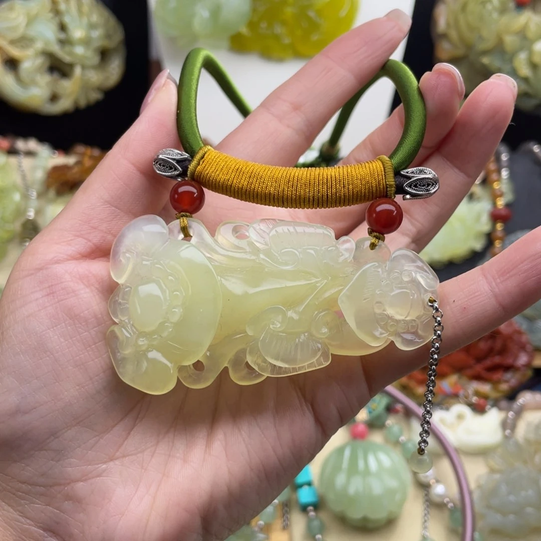 蛇纹石玉未镶嵌颈饰依*