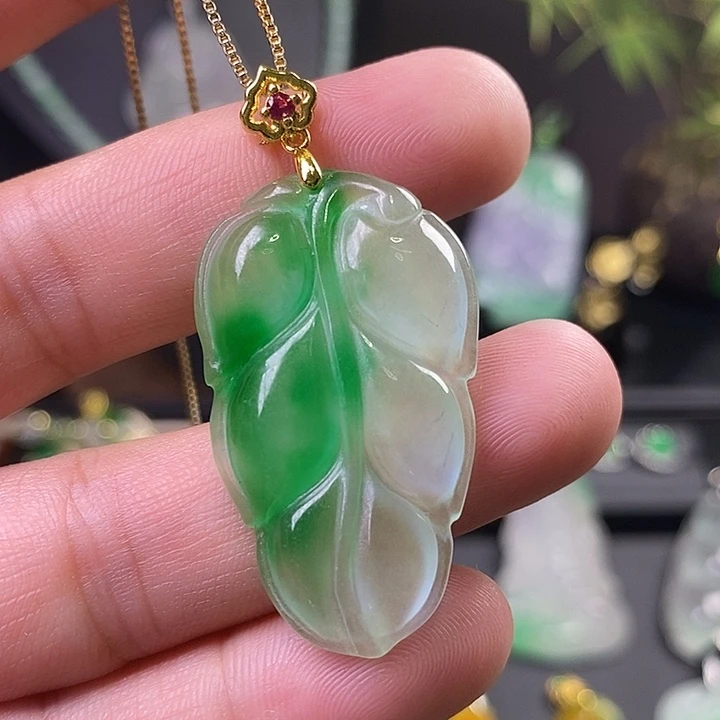 翡翠未镶嵌吊坠(赠链)