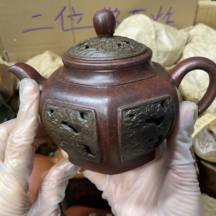 紫砂茶壶原矿泥料，手工制作的一把紫砂壶。