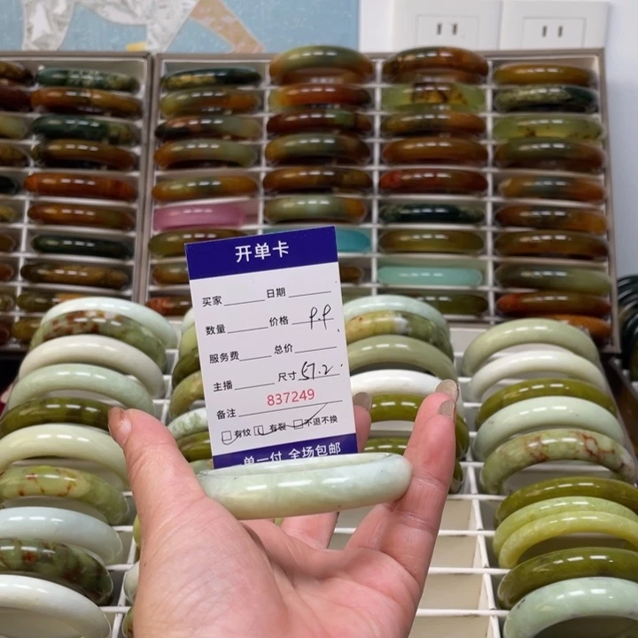 顾***耐蛇纹石玉未镶嵌手镯