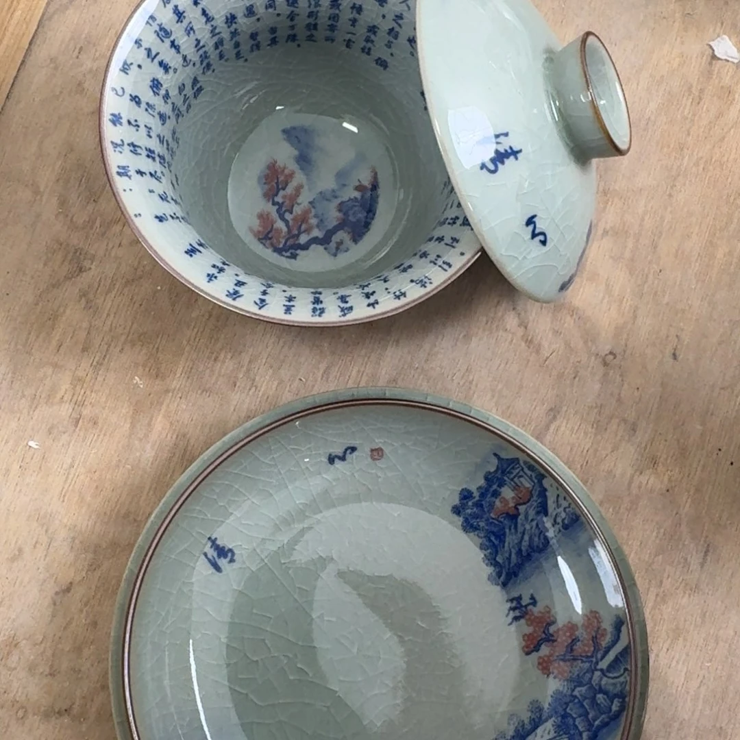 青花釉里红卧足盖碗微瑕