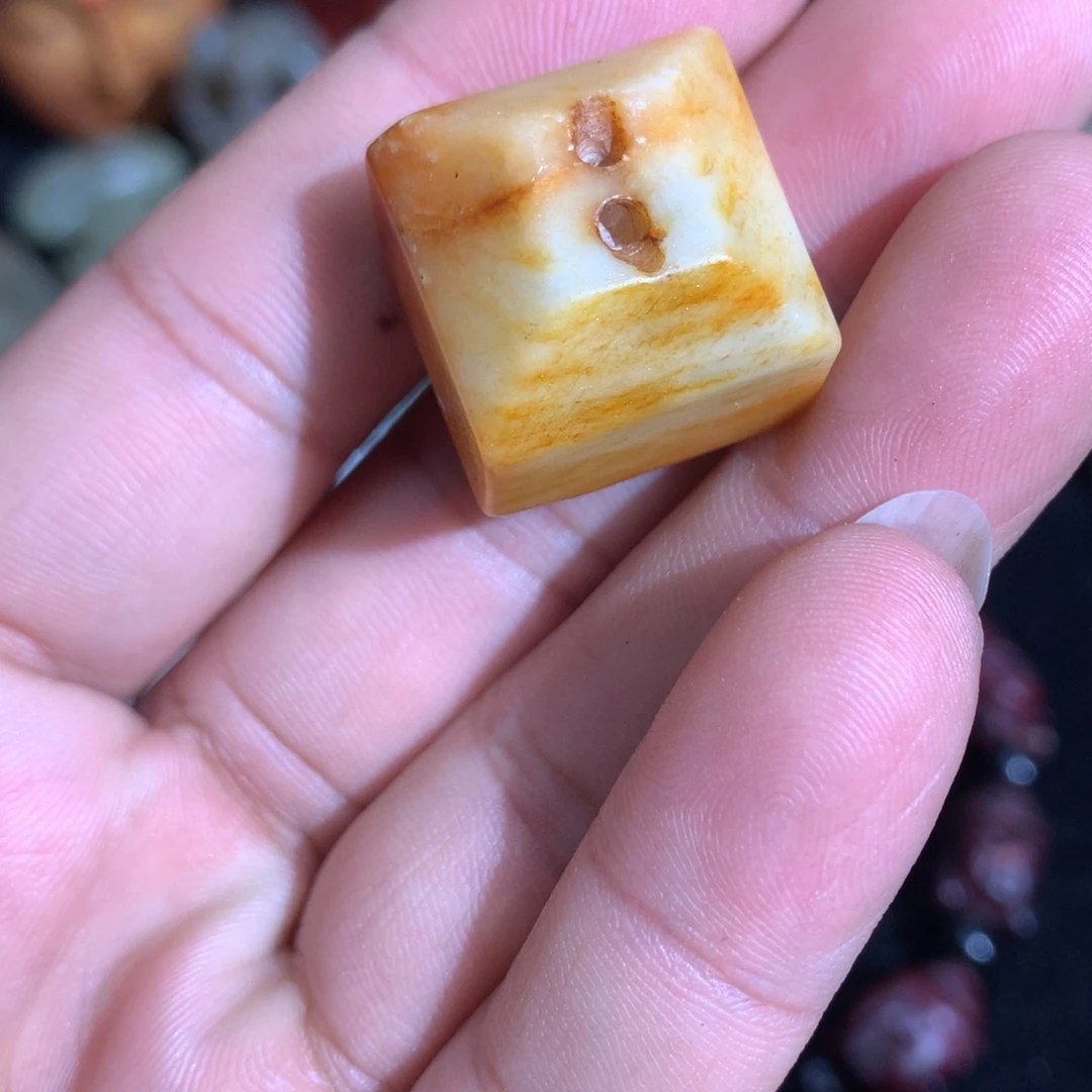 透闪石质玉未镶嵌颈饰