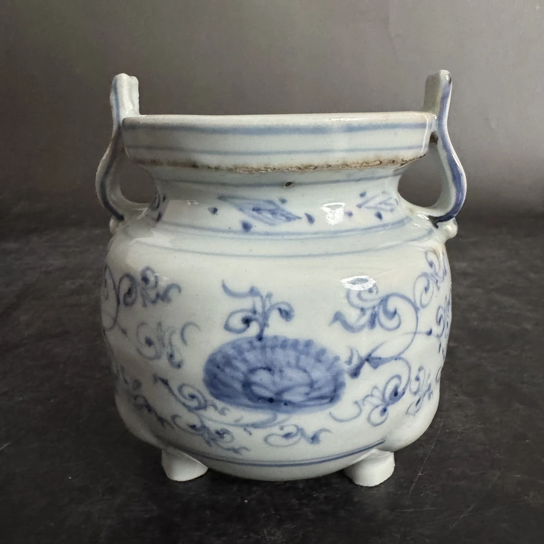 550 青花缠枝莲纹三足炉