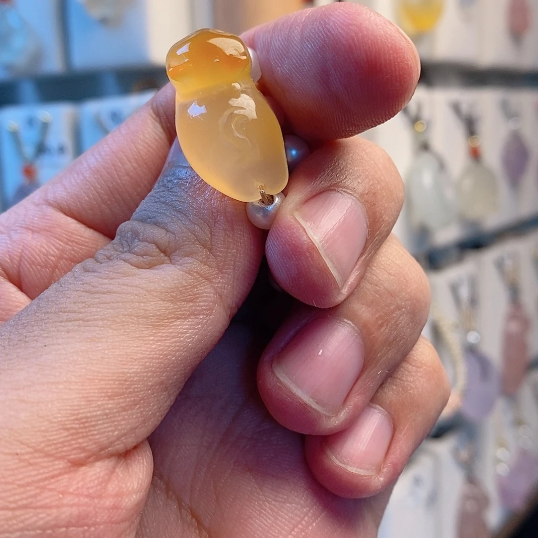 小***干未镶嵌颈饰玛瑙/玉髓爬爬猫