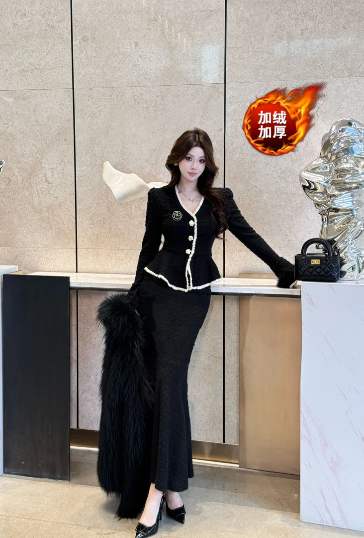 壹壹【里斯本小香 】冬款横条编织绒内气质上衣半裙两件套252360