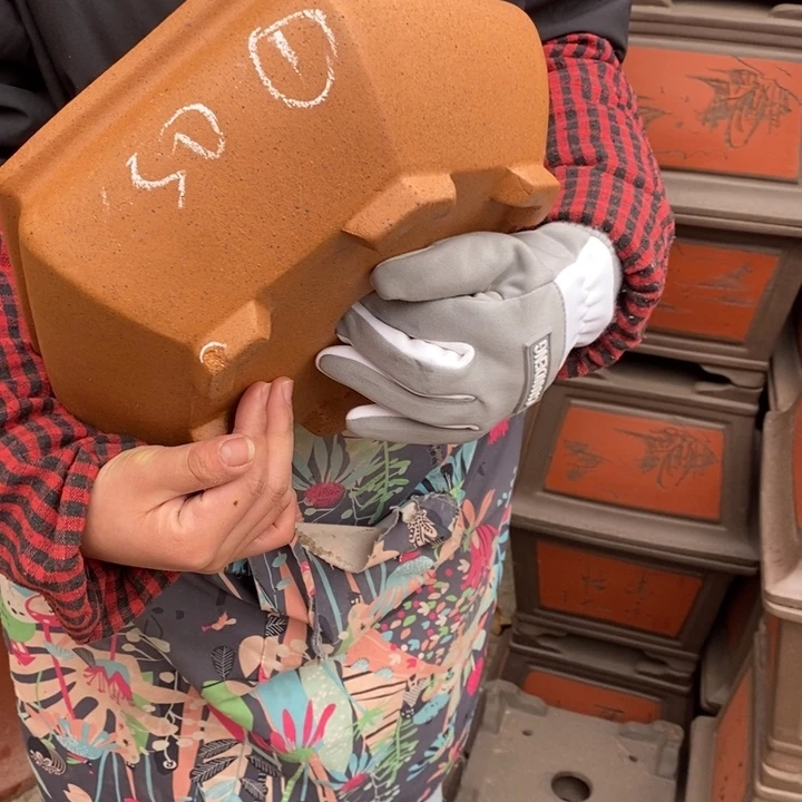 紫砂花盆只顾看手机的