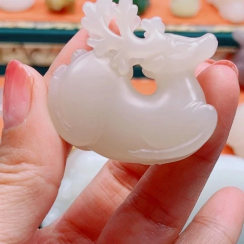 和田玉颈饰未镶嵌安**…