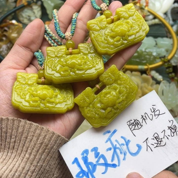 蛇纹石玉吊坠合金