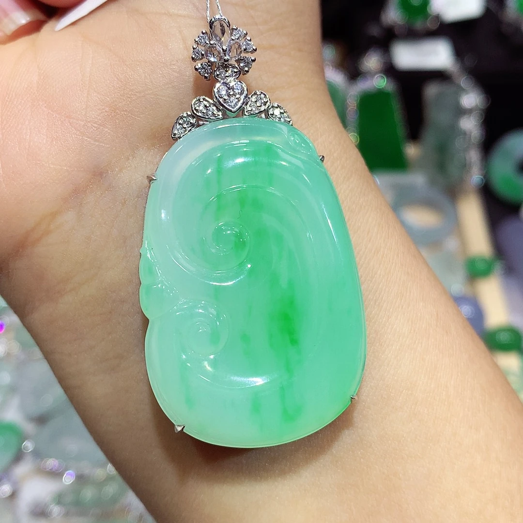 翡翠18K金镶嵌颈饰