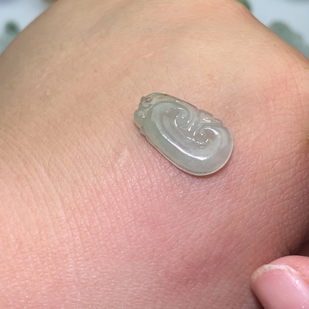 翡翠未镶嵌颈饰如意