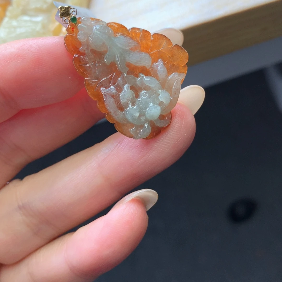 翡翠18K金镶嵌颈饰吊坠