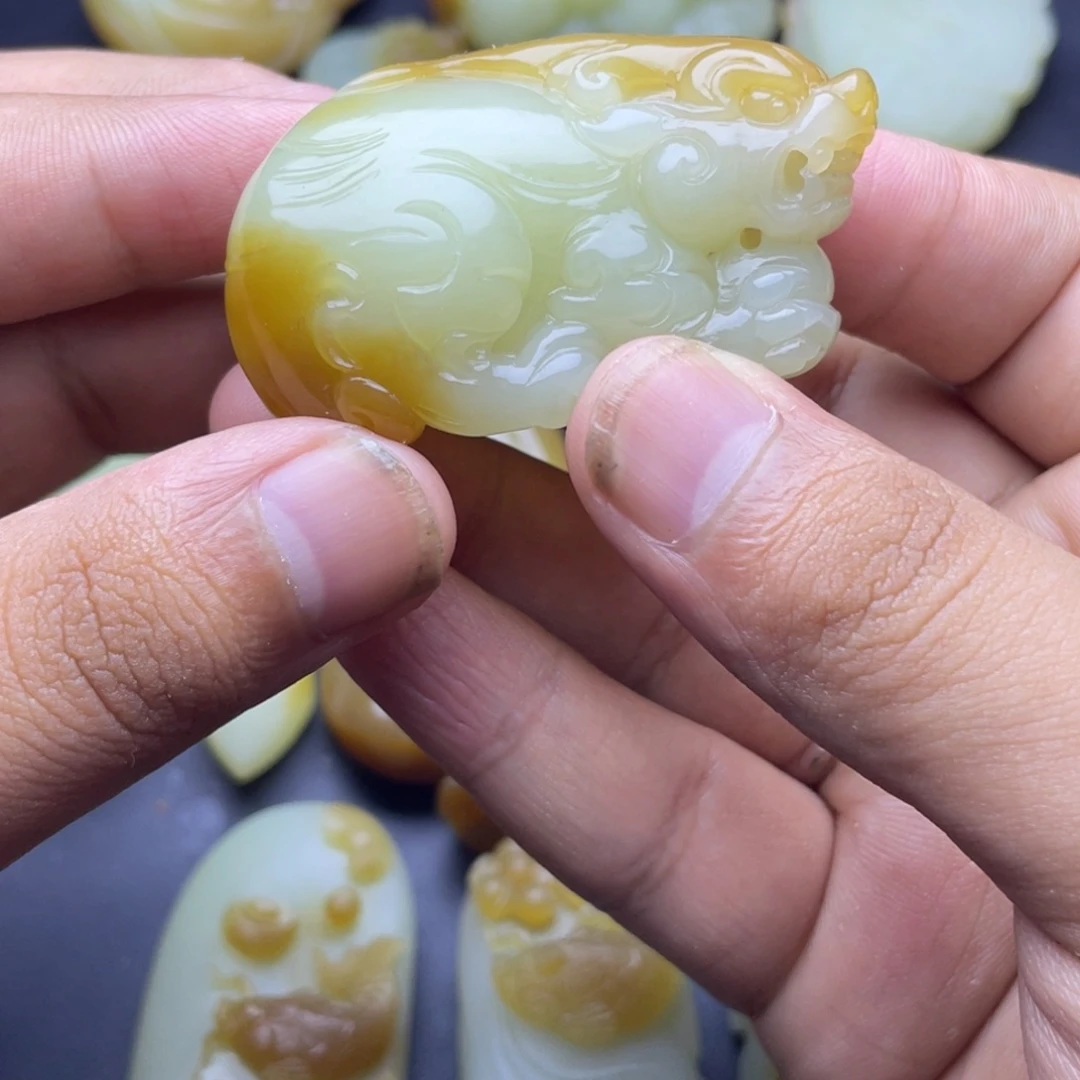而***年颈饰未镶嵌和田玉（糖玉）