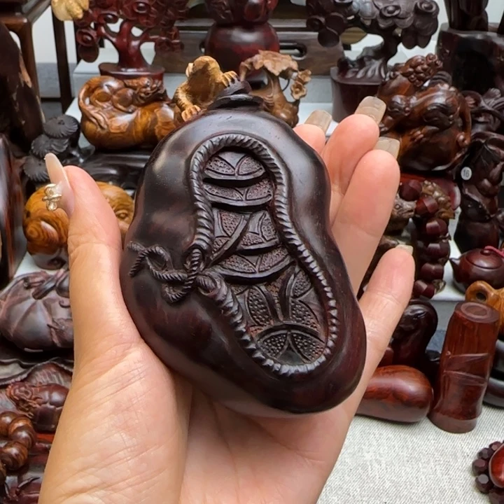 仁***哥木小叶紫檀雕刻钱袋把件