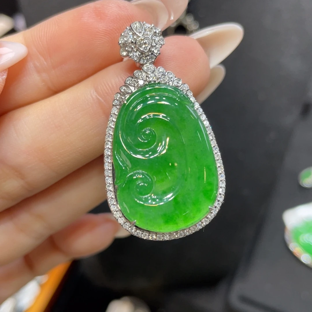 翡翠18K金镶嵌颈饰天然缅甸翡翠a货