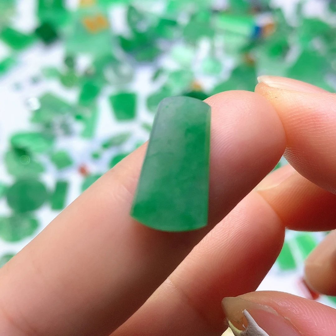 翡翠未镶嵌颈饰无事