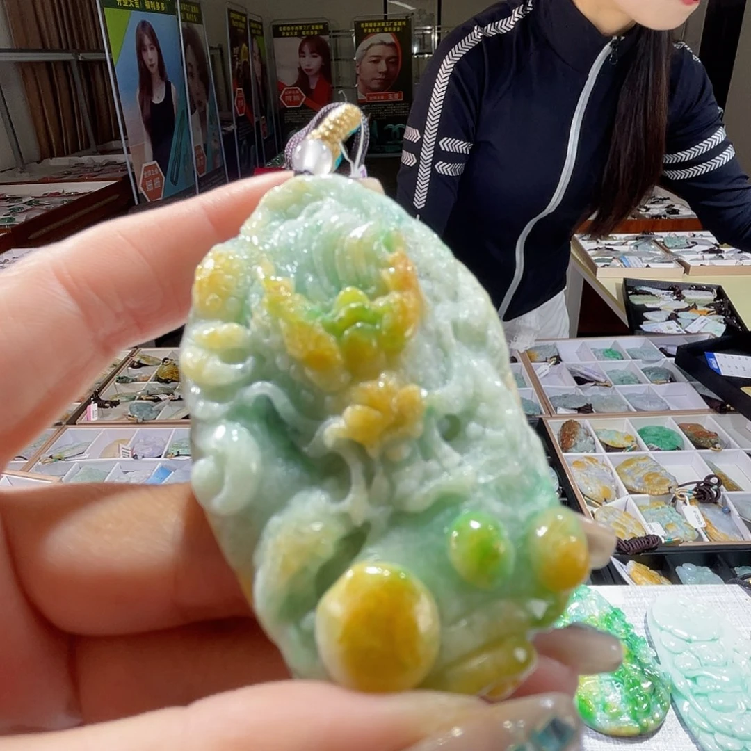 翡翠未镶嵌颈饰一