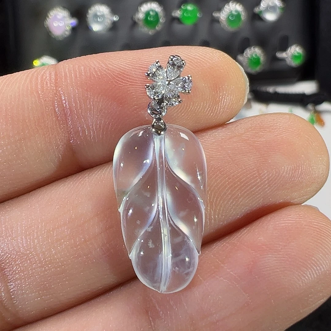 翡翠18K金镶嵌颈饰白冰叶子