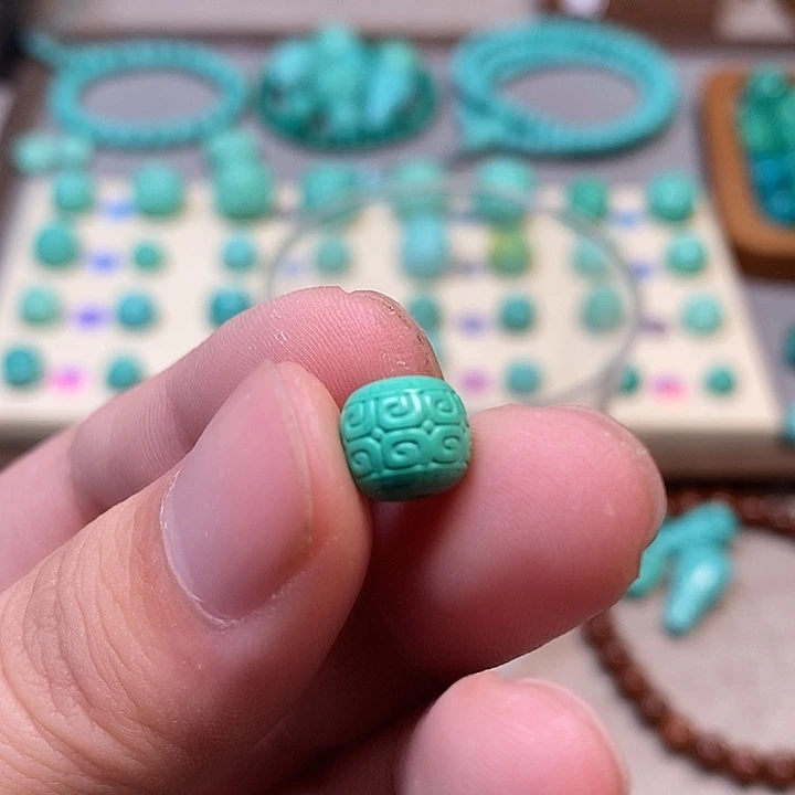 手工雕刻顶珠配饰，尺寸8.3